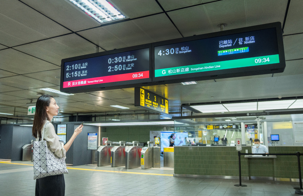 達擎TARTAN顯示器的特殊長條型比例非常適合空間與高度有限的大眾運輸場域應用，具備工業等級高品質、高亮度、高解析與高色彩飽和度等優勢，打造都會智能車站新風貌。