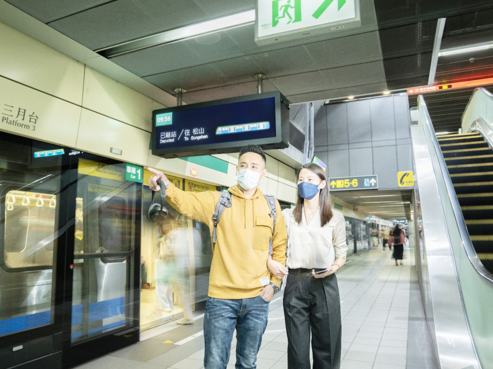 友達旗下達擎之客製化TARTAN顯示器，於台北捷運中山站亮相。以獨特長條型比例與高畫質特色，為台北捷運站帶來嶄新的都會車站風貌