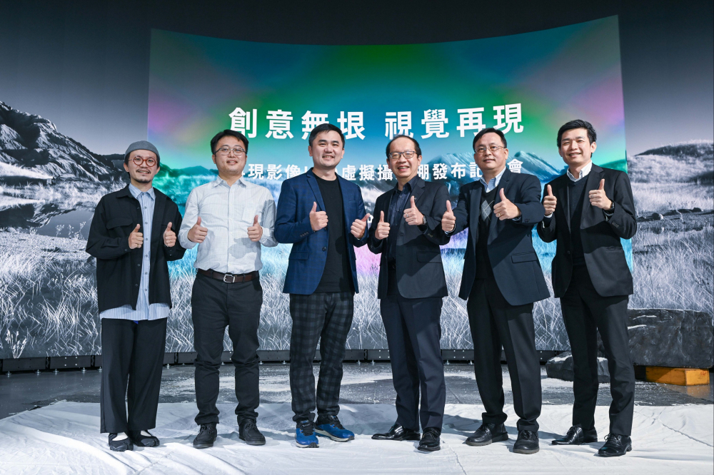 友達光電與再現影像攜手，於中影製片廠建置全台首座提供嶄新一站式整合服務的LED虛擬製作攝影棚（圖左至右：再現影像視覺總監郭憲聰、再現影像營運總監黃棨雋、再現影像藝術總監與導演紀柏舟、友達光電技術長廖唯倫、友達光電系統設計製造服務事業總部副總經理曾天龍、友達光電系統產品事業資深處長蘇聖倫）