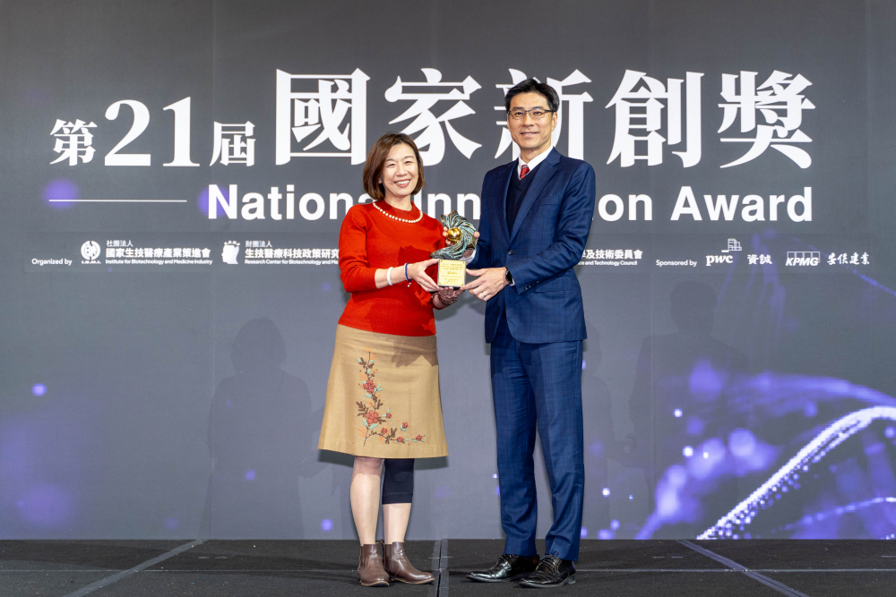 友達旗下子公司友達耘康與達擎分別以「中醫數位化檢測解決方案」及「寬視角3D醫療顯示器」獲得第二十一屆國家新創獎「智慧醫療與健康科技」類別的「企業新創獎」與「國家新創精進獎」兩項殊榮。圖左為衛生福利部政務次長林靜儀、圖右為友達光電智慧醫療事業群總經理廖世宏