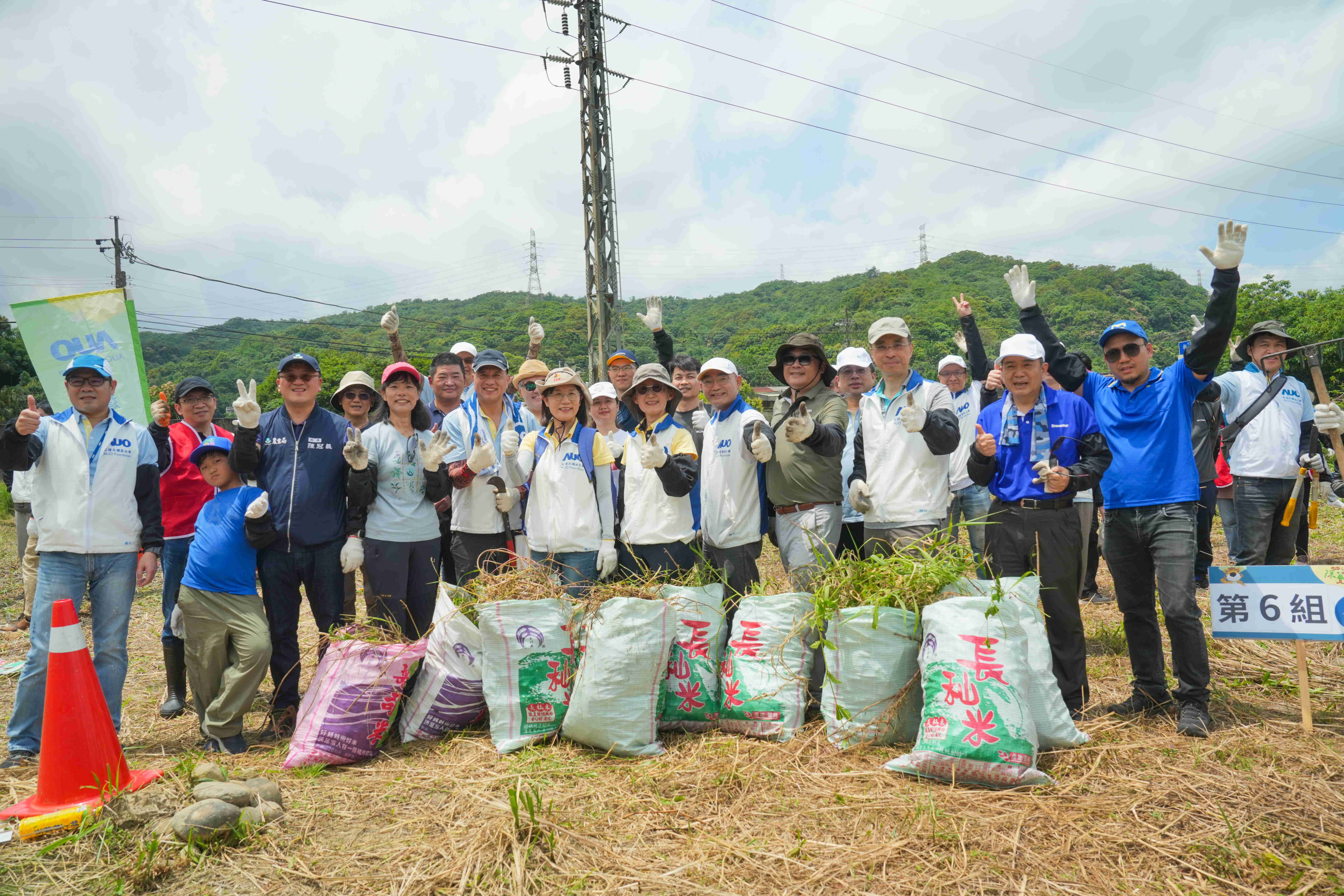 友達永續基金會今（17）日在桃園龍潭廠區舉辦「手護台灣綠色堡壘　Green Party除蔓生活節」，由友達光電暨友達永續基金會董事長彭双浪攜手政府、供應商等合作夥伴共同參與