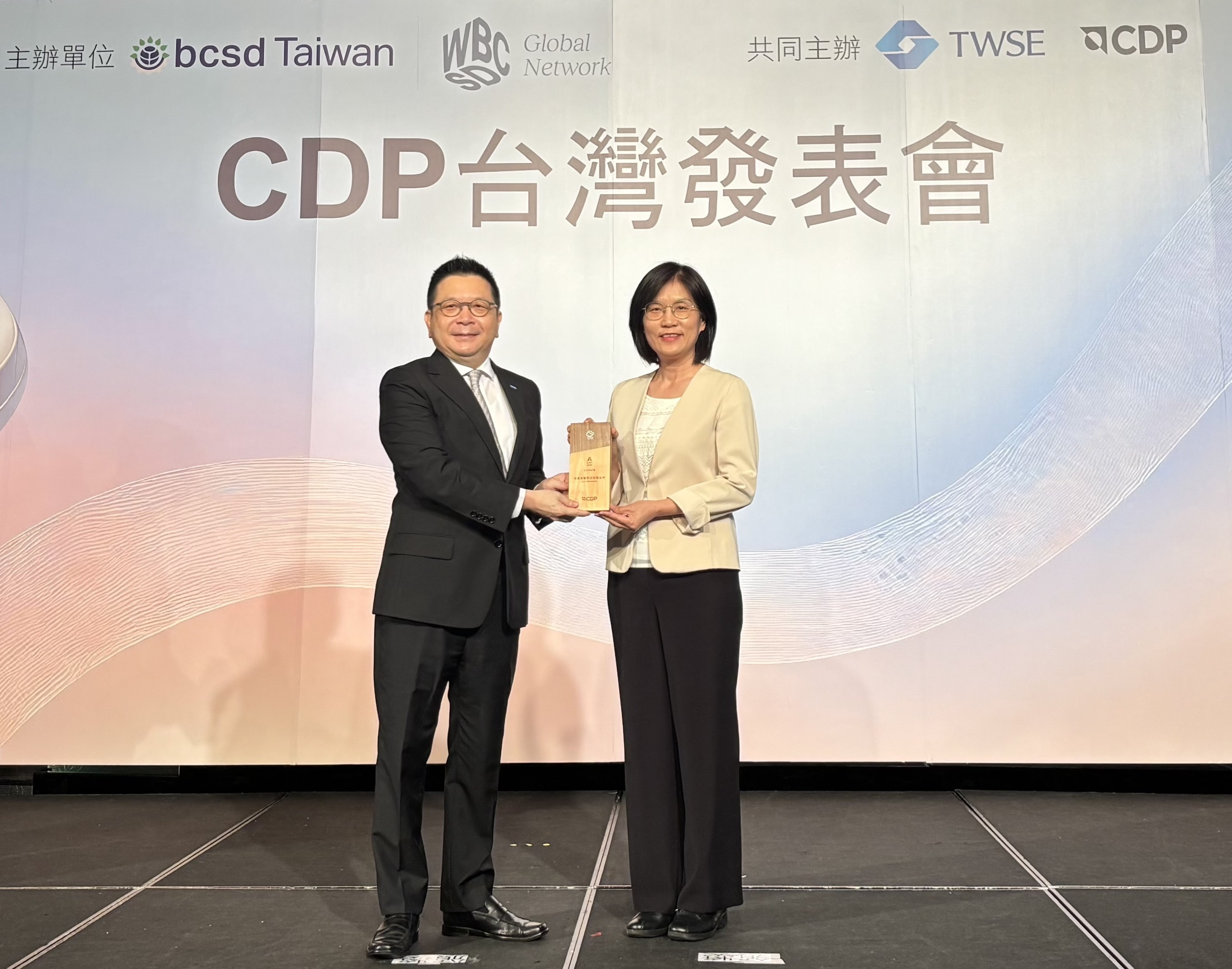 友達永續成果再獲國際評比肯定，獲頒CDP氣候與水資源雙項領導力評級。今由臺灣證券交易所董事長林修銘（左）頒獎，友達光電永續長古秀華（右）代表受獎